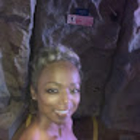 Meet your Posher, Carla - Picture 1 of 1